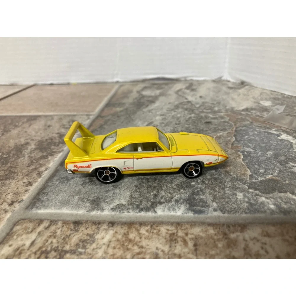 Hot Wheels 2005 Plymouth‎ Superbird Yellow Diecast Car